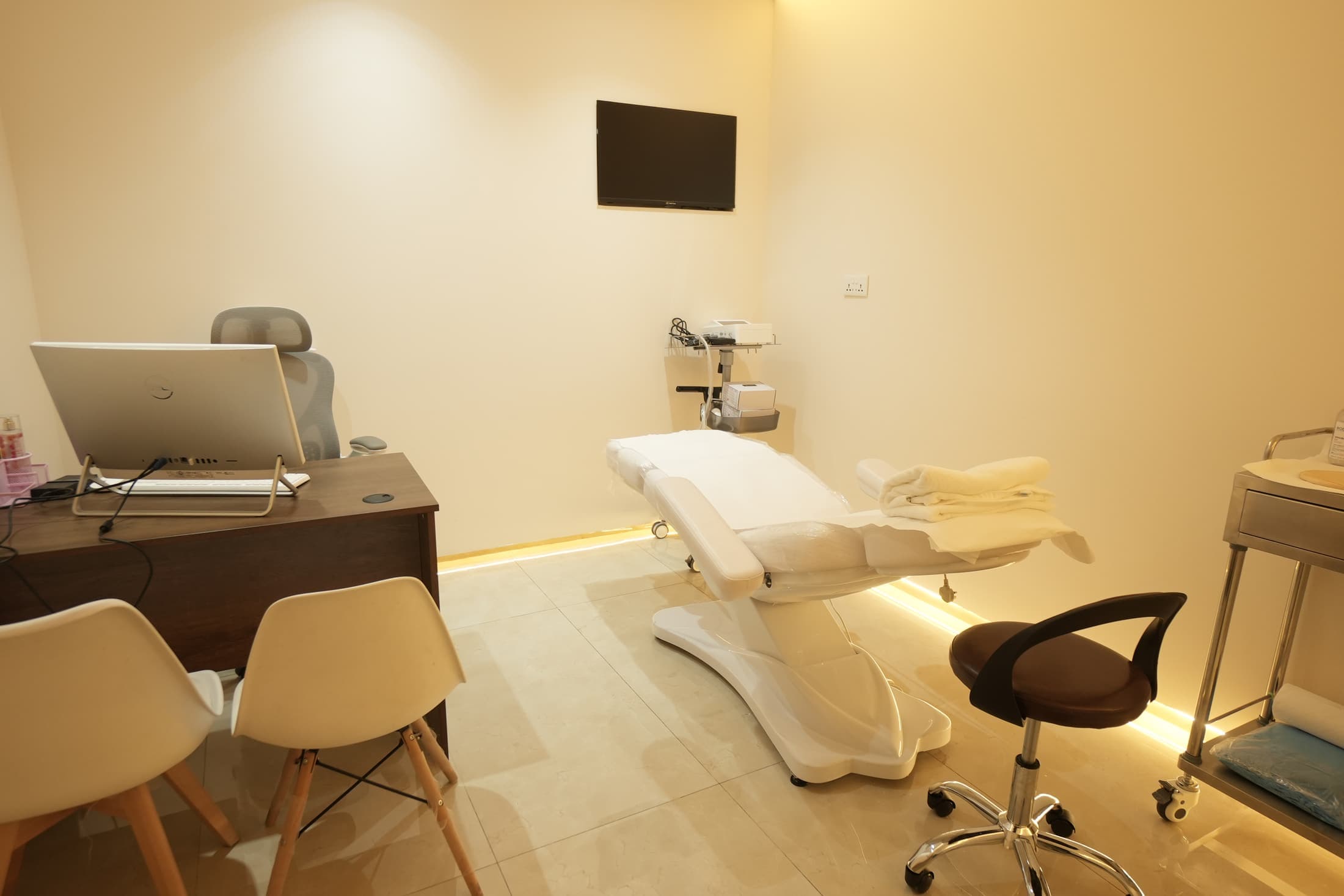 Aesthetic treatment room at Dr. Namshi's clinic